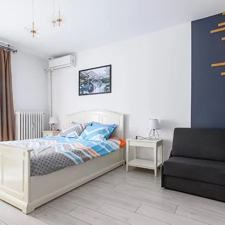 2 Designer Seconds Away From тhe Main Street, Free Parking شقة