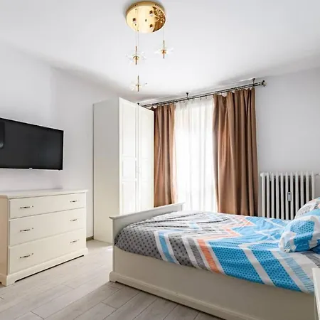 2 Designer Seconds Away From тhe Main Street, Free Parking