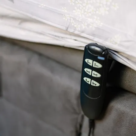 2 Designer Seconds Away From тhe Main Street, Free Parking