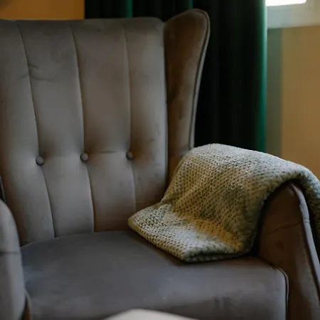 2 Designer Seconds Away From тhe Main Street, Free Parking شقة