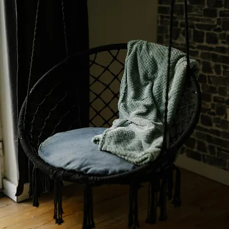 2 Designer Seconds Away From тhe Main Street, Free Parking شقة