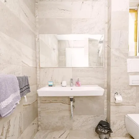 2 Designer Seconds Away From тhe Main Street, Free Parking *