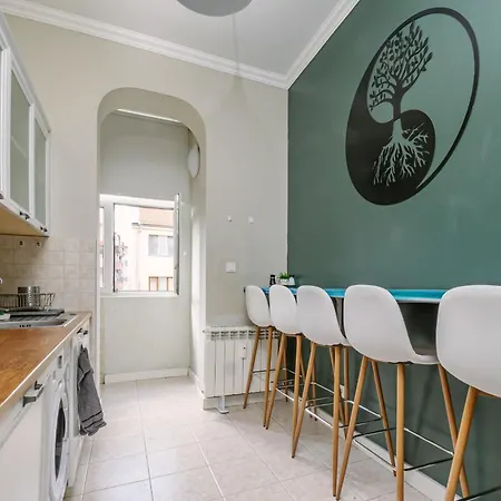 2 Designer Seconds Away From тhe Main Street, Free Parking