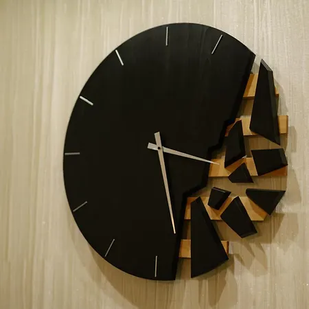 2 Designer Seconds Away From тhe Main Street, Free Parking شقة