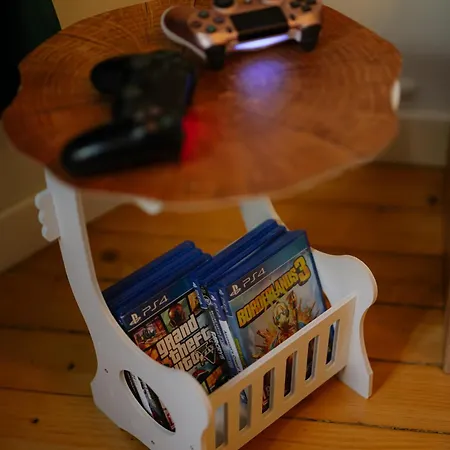 2 Designer Seconds Away From тhe Main Street, Free Parking *