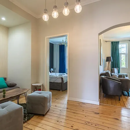 2 Designer Seconds Away From тhe Main Street, Free Parking *