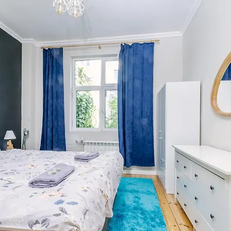 Apartment 2 Designer Seconds Away From тhe Main Street, Free Parking