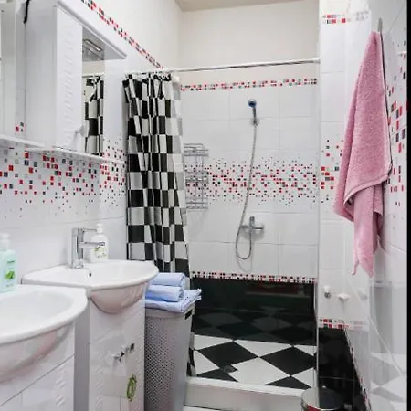 Apartment 2 Designer Seconds Away From тhe Main Street, Free Parking *