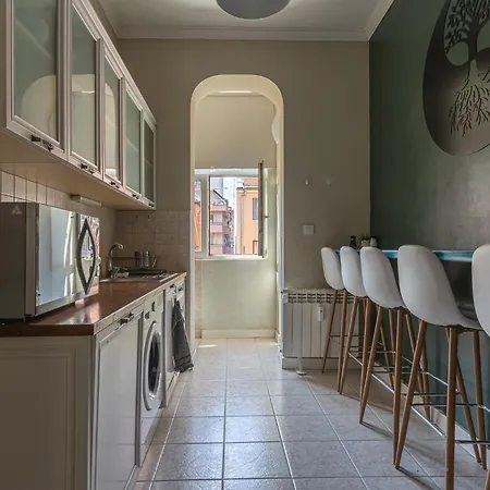 2 Designer Seconds Away From тhe Main Street, Free Parking Apartment