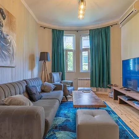 2 Designer Seconds Away From тhe Main Street, Free Parking Apartment