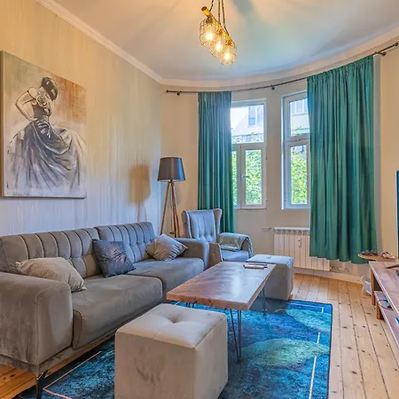 2 Designer Seconds Away From тhe Main Street, Free Parking