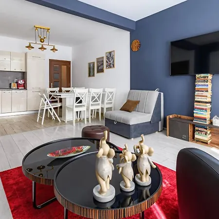 Apartment 2 Designer Seconds Away From тhe Main Street, Free Parking