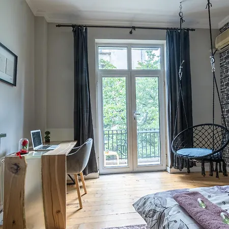 2 Designer Seconds Away From тhe Main Street, Free Parking Apartment *