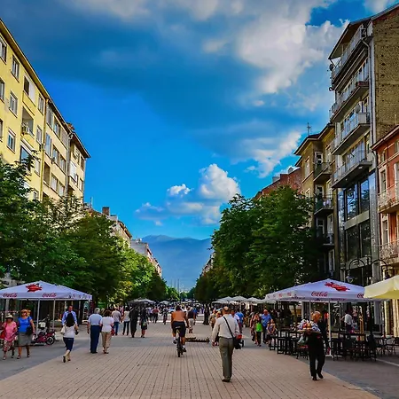 2 Designer Seconds Away From тhe Main Street, Free Parking *