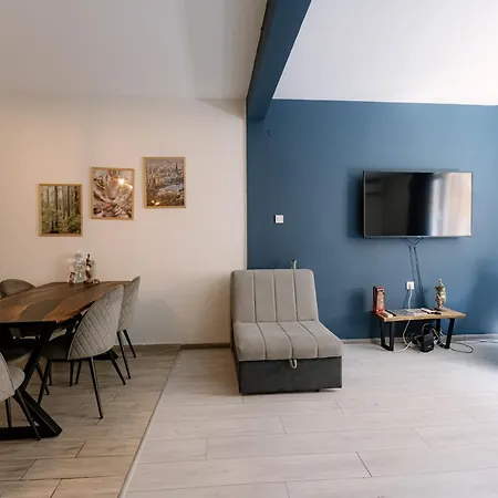 2 Designer Seconds Away From тhe Main Street, Free Parking Apartman *