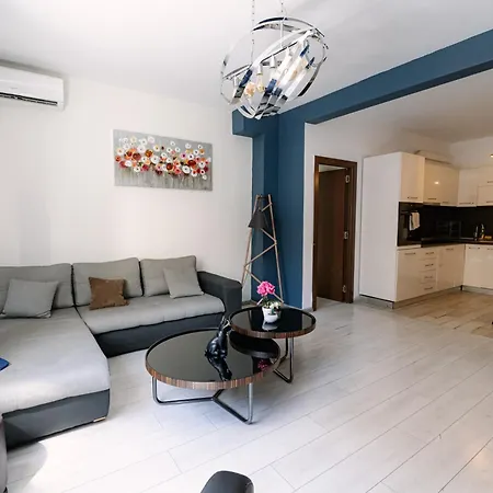 2 Designer Seconds Away From тhe Main Street, Free Parking *
