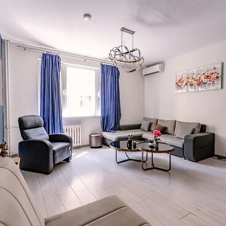 2 Designer Seconds Away From тhe Main Street, Free Parking Apartman