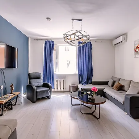2 Designer Seconds Away From тhe Main Street, Free Parking *