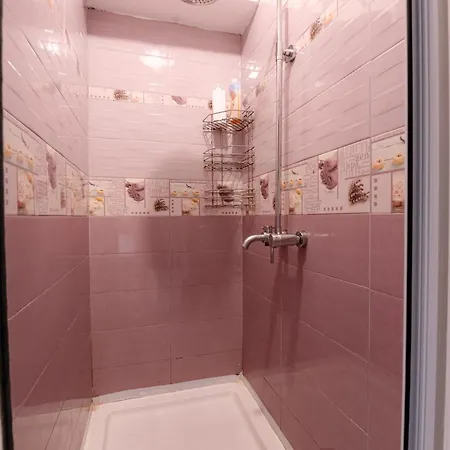 2 Designer Seconds Away From тhe Main Street, Free Parking Apartman Szófia