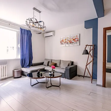 2 Designer Seconds Away From тhe Main Street, Free Parking Apartman