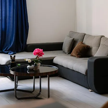 2 Designer Seconds Away From тhe Main Street, Free Parking Apartman Szófia