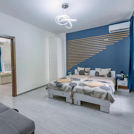 2 Designer Seconds Away From тhe Main Street, Free Parking *