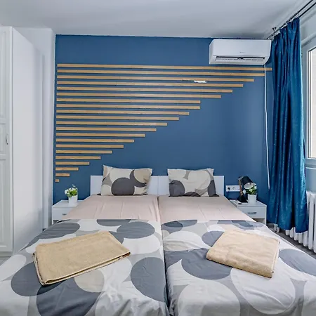 2 Designer Seconds Away From тhe Main Street, Free Parking Apartman *