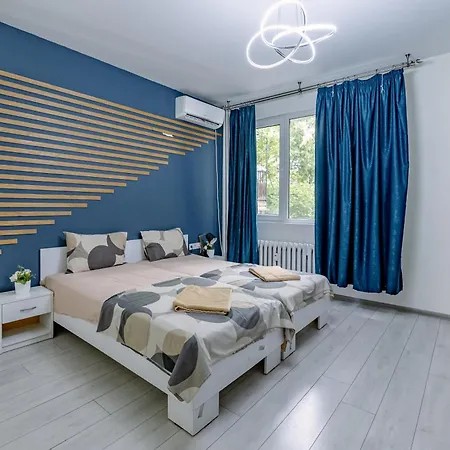 2 Designer Seconds Away From тhe Main Street, Free Parking Apartman *